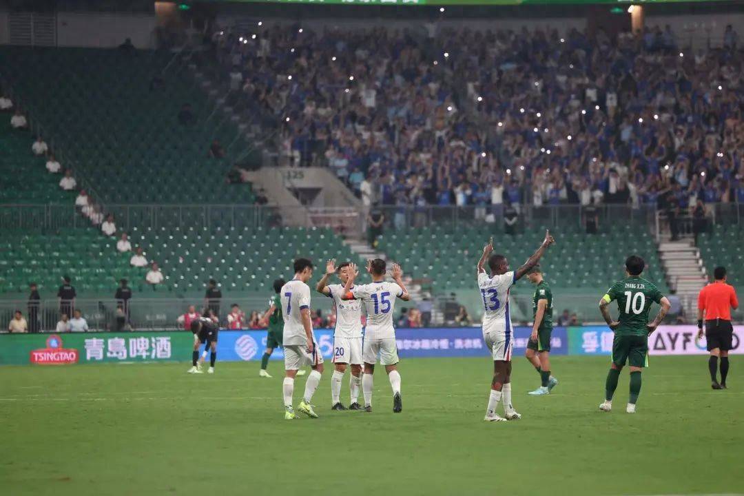 利记平台-足球赛场上座位爆满，球迷热情高涨